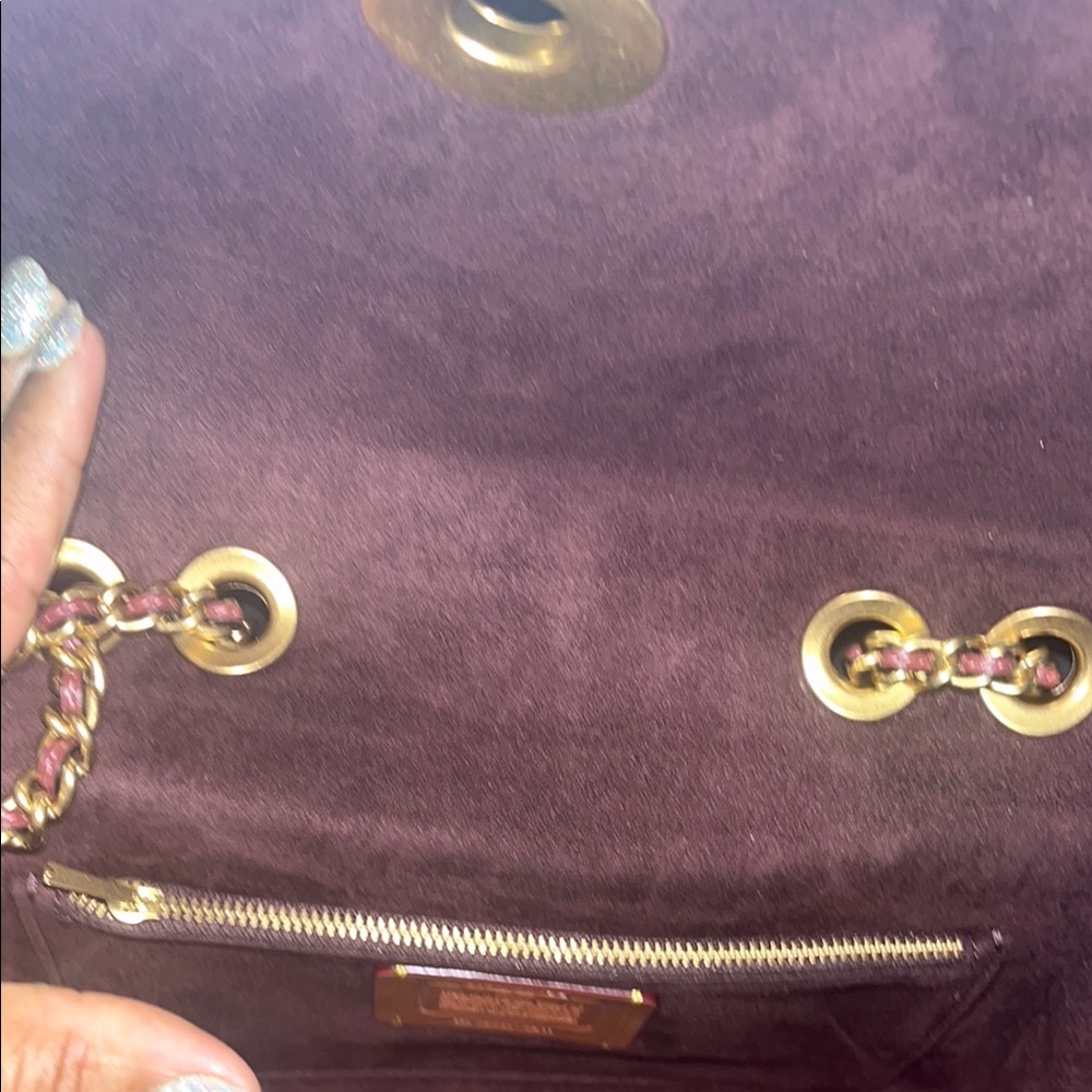 Coach Madison shoulder nah Elegant Burgundy Shoulder Bag with Gold Accents - Picture 11 of 14